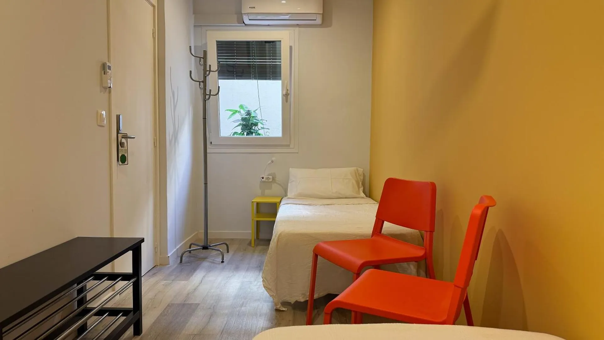 Hostal Oliveta Budget Barcelona Guest house